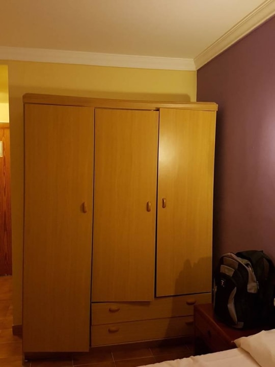 Kleiderschrank der fast zusammenbricht Bei Juan Playa Blanca