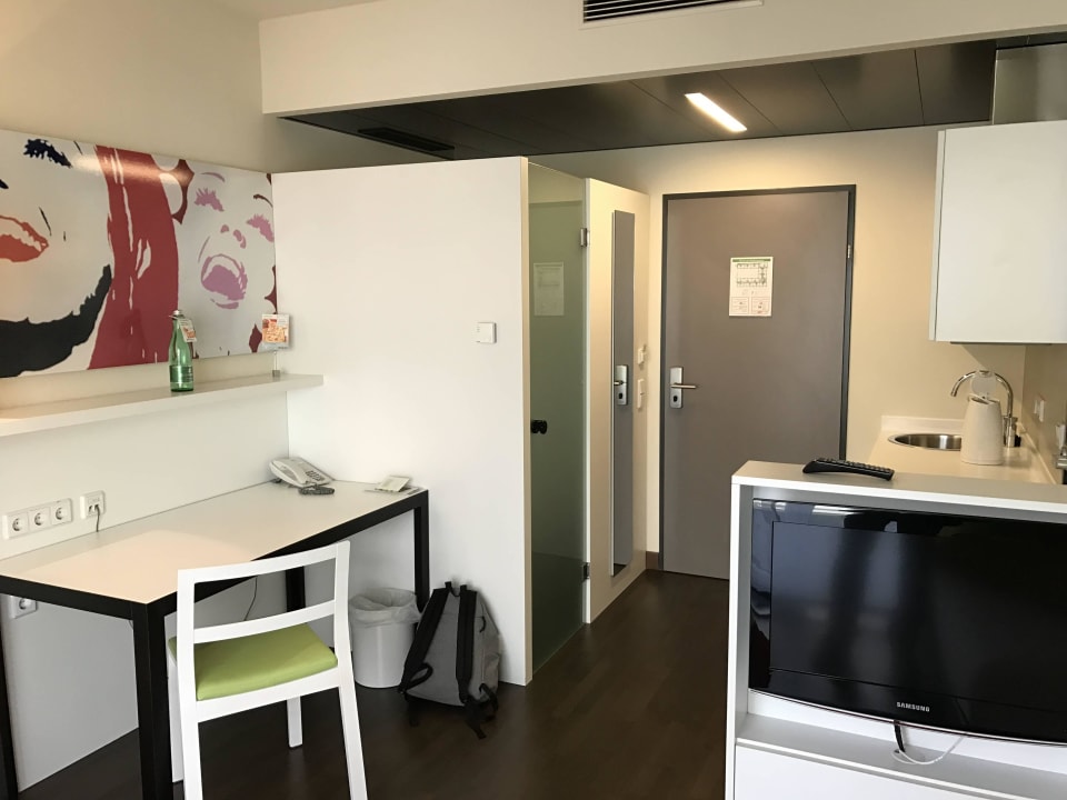 Zimmereingang und Schreibtisch Hotel Harry's Home Linz