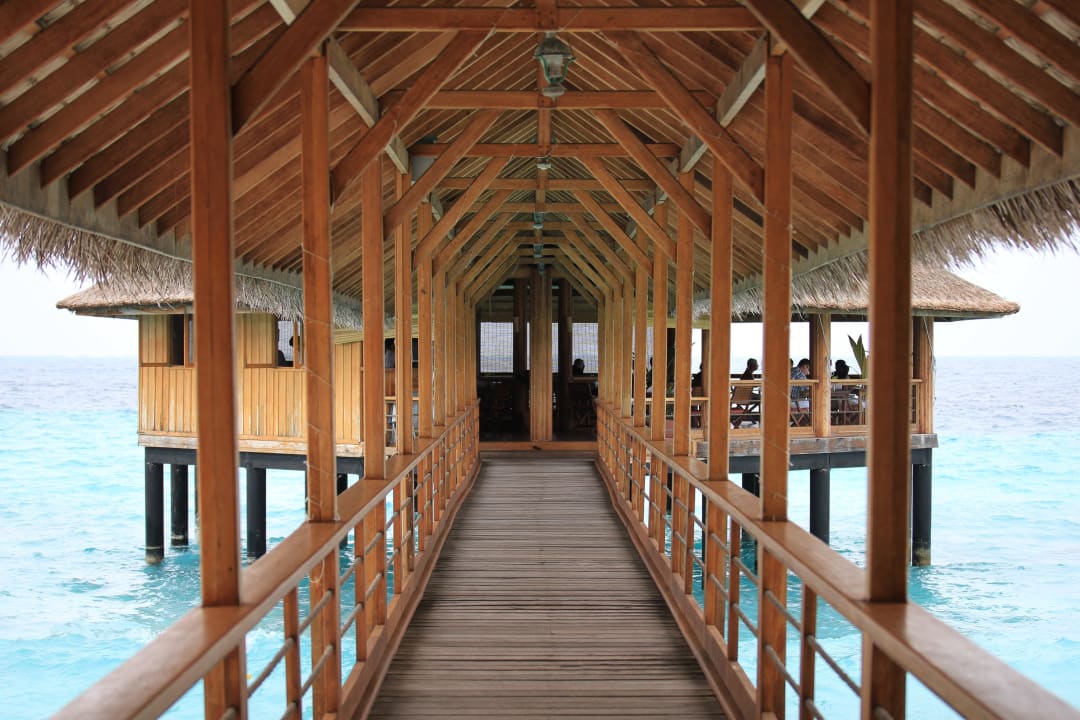 Weg zu einem der Restaurants NH Collection Maldives Reethi Resort