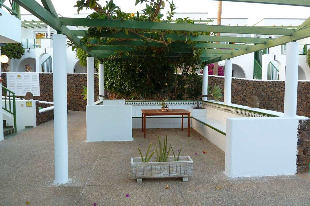 Sitzmöglichkeit vor der Rezeption Apartamentos Guacimeta