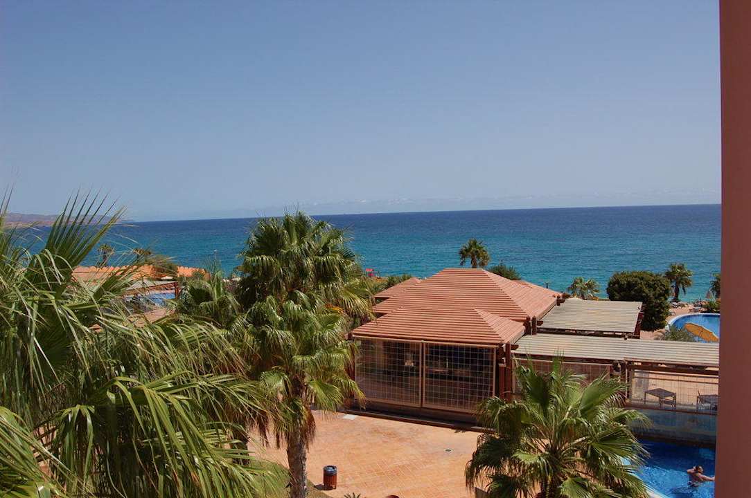 Poolbar mit Sicht aufs Meer H10 Tindaya