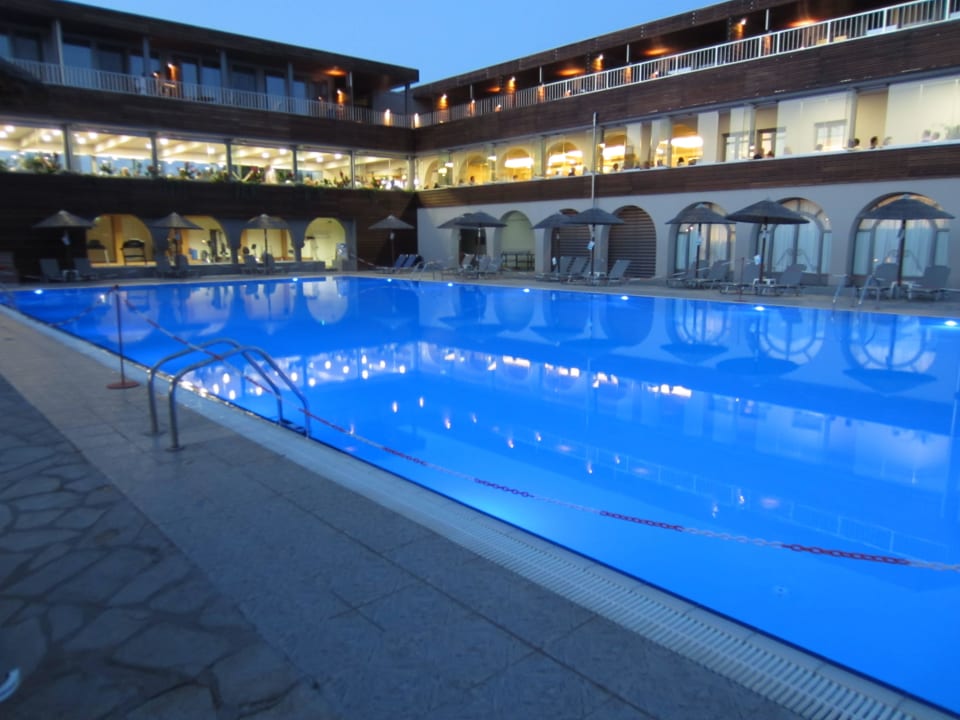 Am Abend Blue Dolphin Resort Hotel
