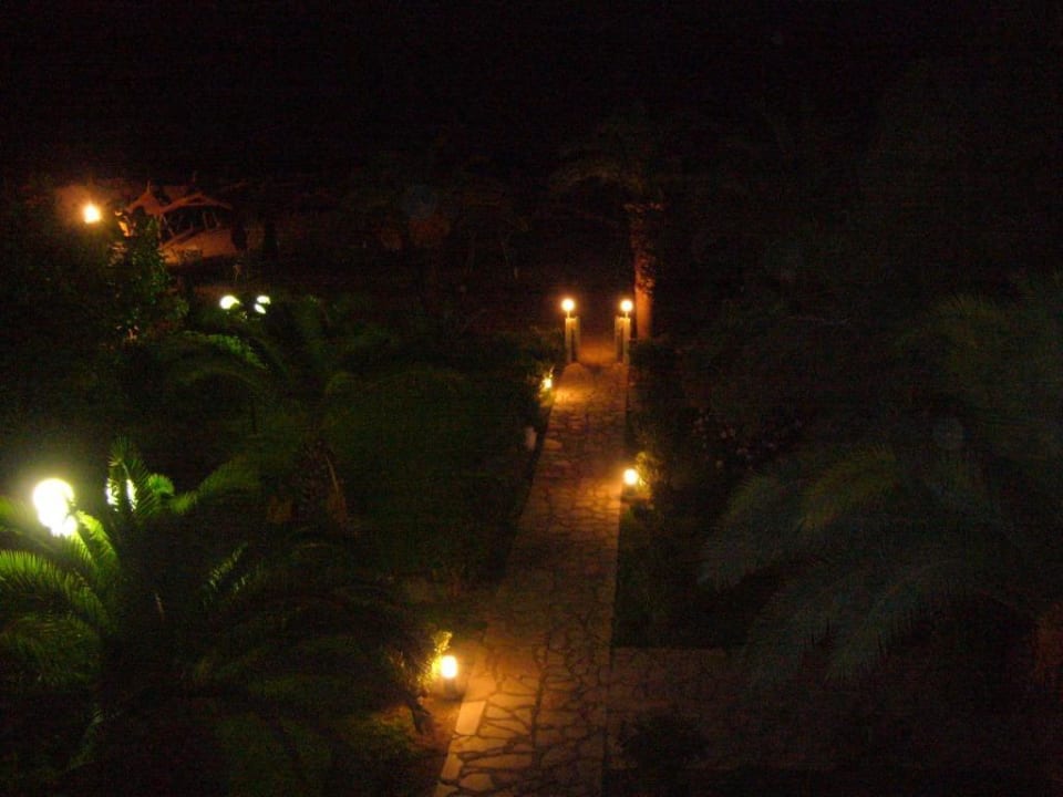 Blick vom Balkon zum Strand am Abend The Orangers Beach Resort and Bungalows