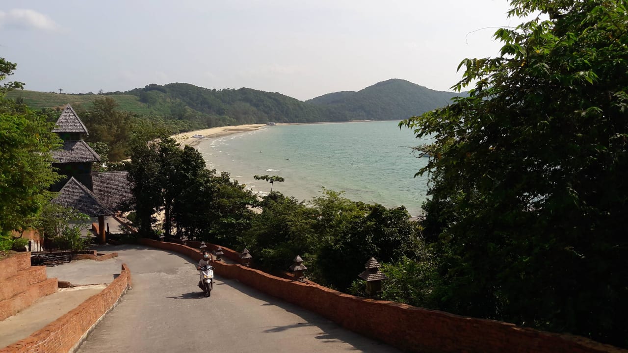 Blick vom Shuttle Bus auf den Hotelstrand Santhiya Koh Yao Yai Resort & Spa