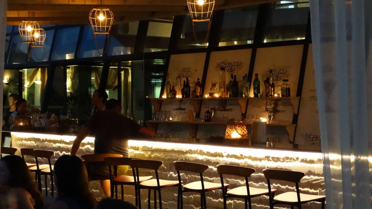 Beleuchtete Bar am Abend Hotel Kos Palace