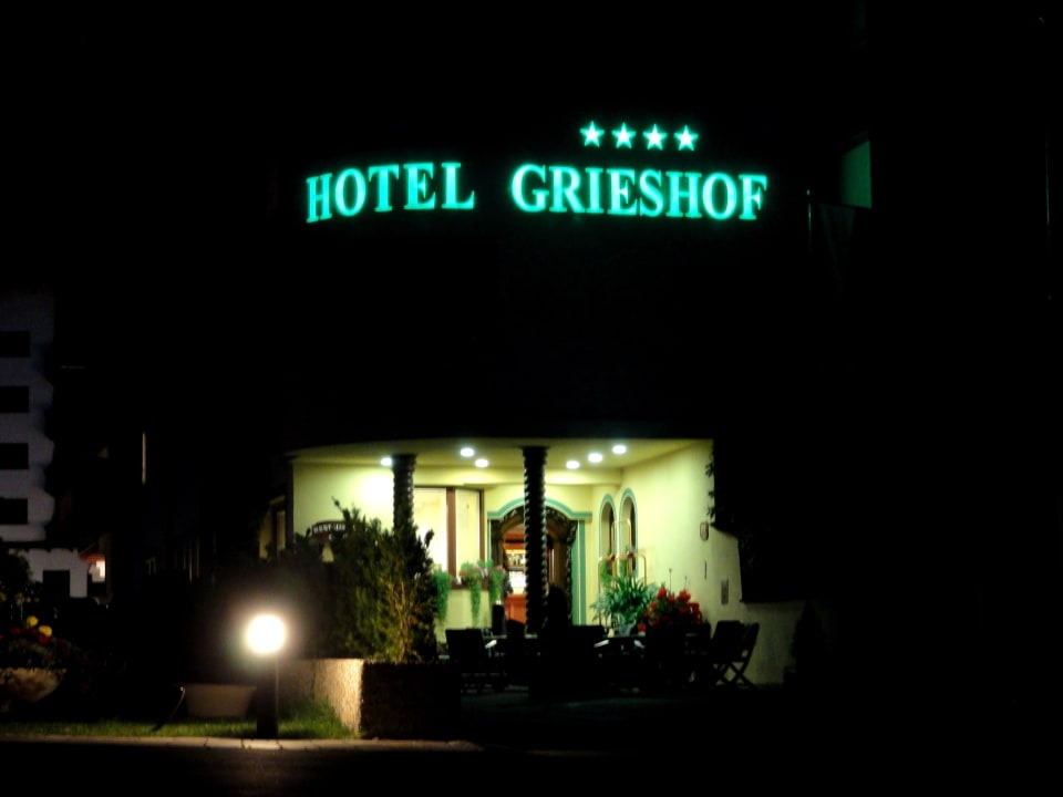 Hoteleingang bei Nacht Hotel Grieshof