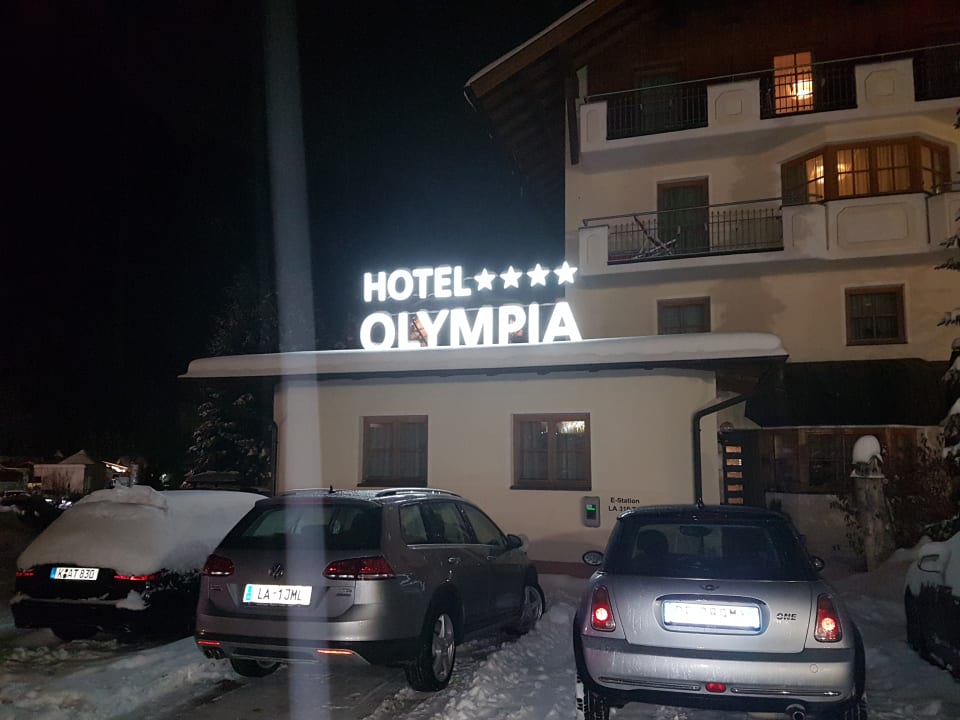 Vom Parkplatz auf das Hotel seitlich Hotel Olympia