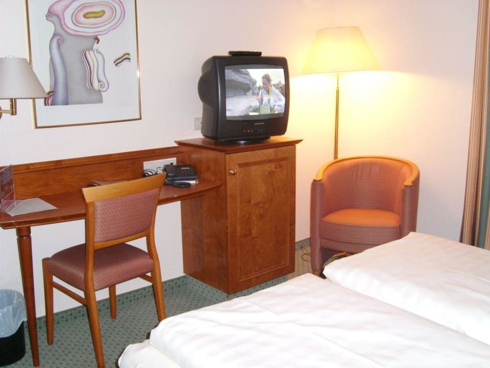 Der Schreibtisch und TV Hotel Niedersächsischer Hof