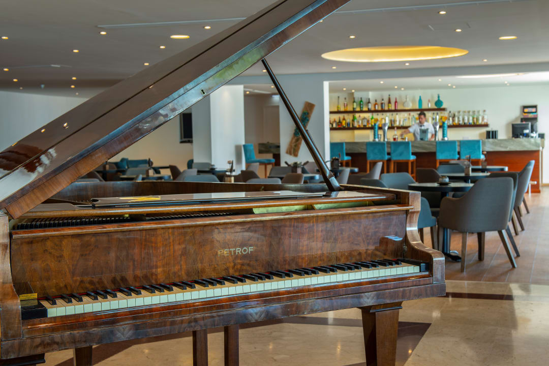 Lobby Queen's Bay Hotel