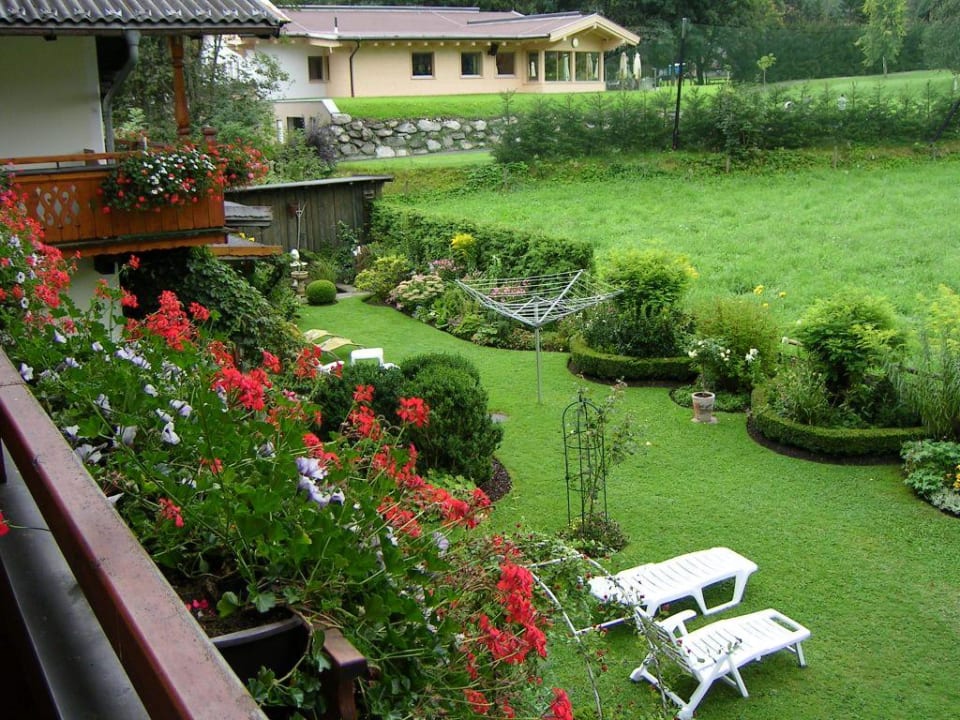 Blick vom Balkon in Gartenanlage Pension Berghof Garni