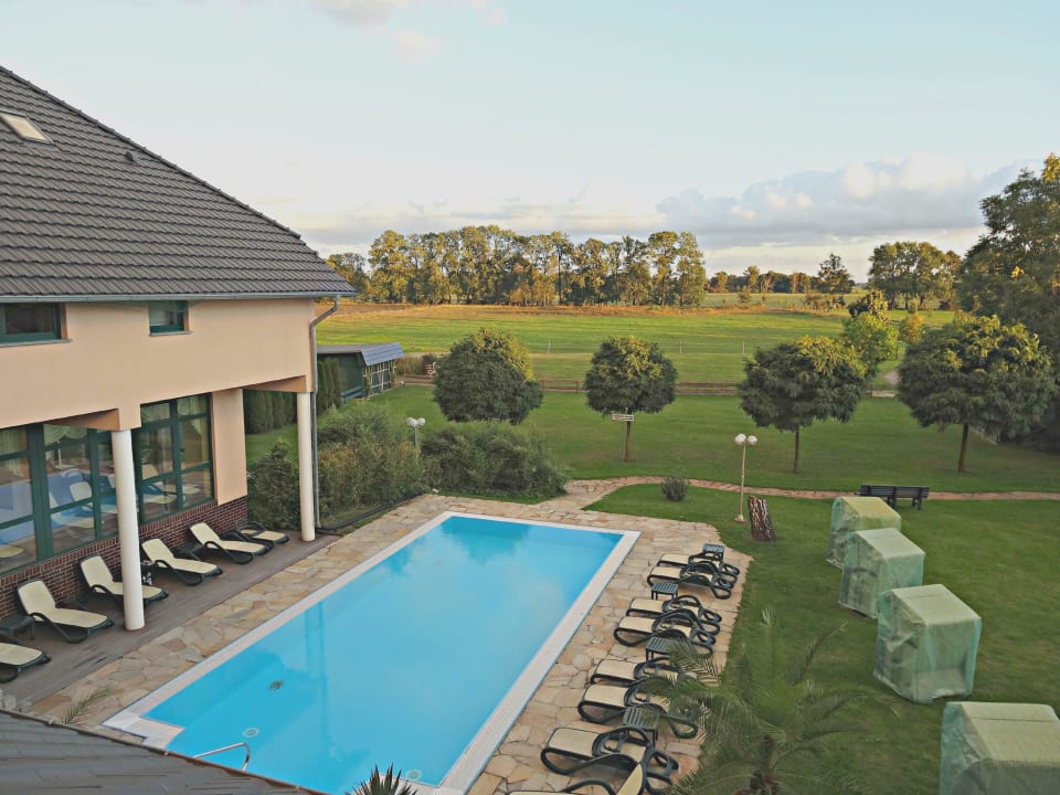 Landschaft mit Pool Christinenhof & Spa