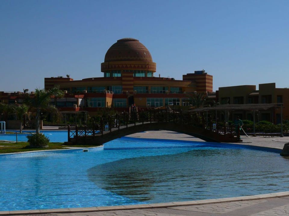 Widok na budynek główny od strony basenów Malikia Resort Abu Dabbab