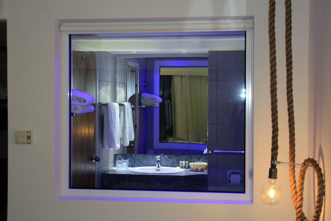 Fenster zum Bad Azia Resort & Spa