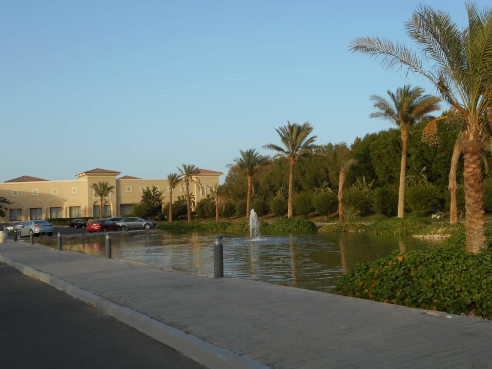 Einfahrt zum Hotel JAZ Aquamarine Resort