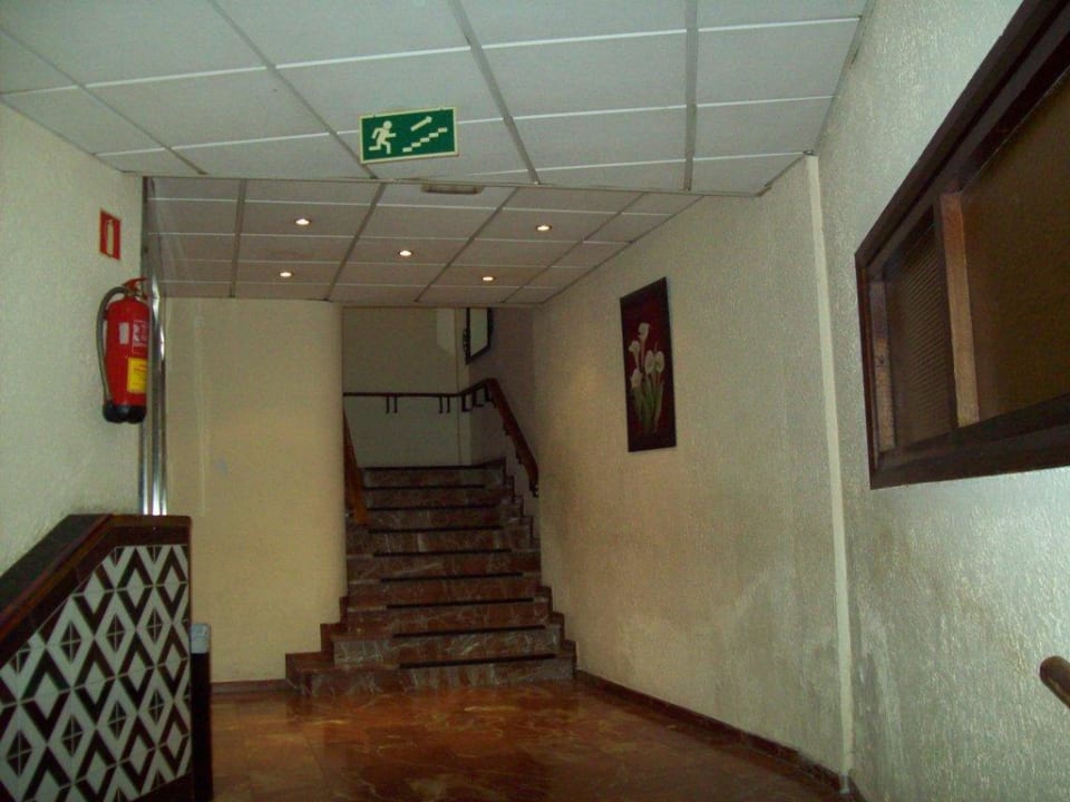 Weg vom Restaurant zum Fahrstuhl Hotel Best Siroco