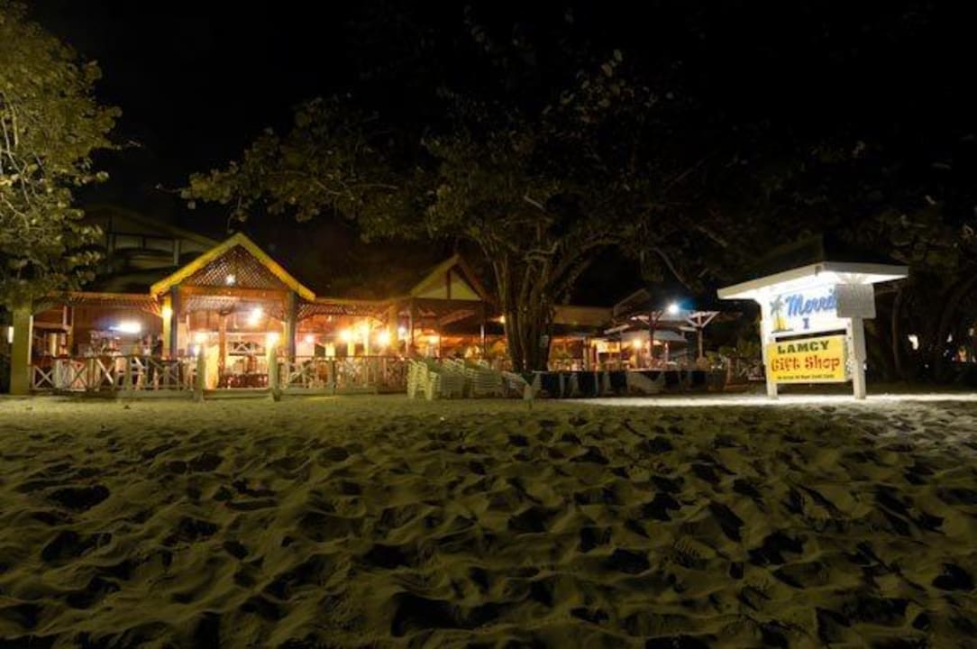 Das Hotel vom Strand aus Merril's Beach Resort I