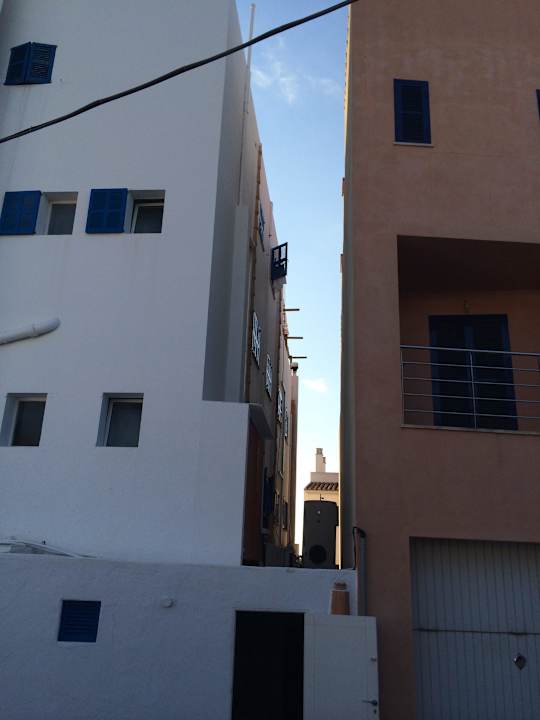 Zwischen den Häsern liegen die Zimmerfenster Som Suret Hotel