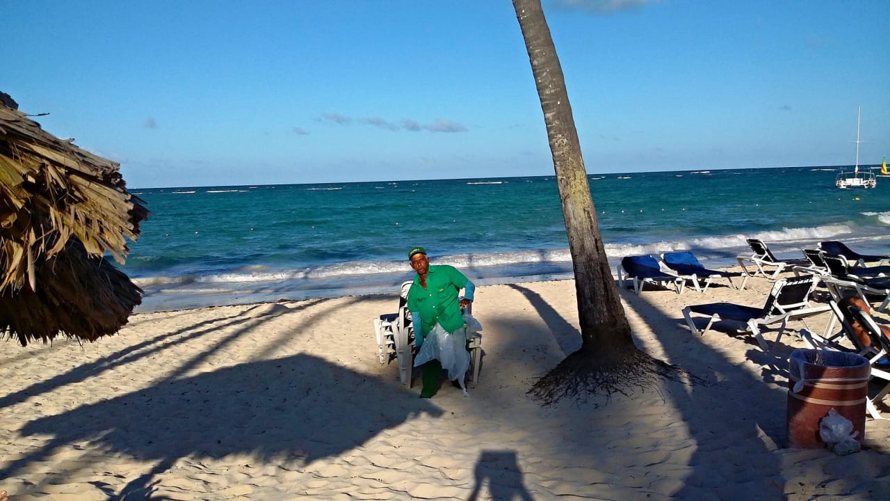 Fleißiger Strandreiniger Grand Palladium Select Bávaro Resort & Spa