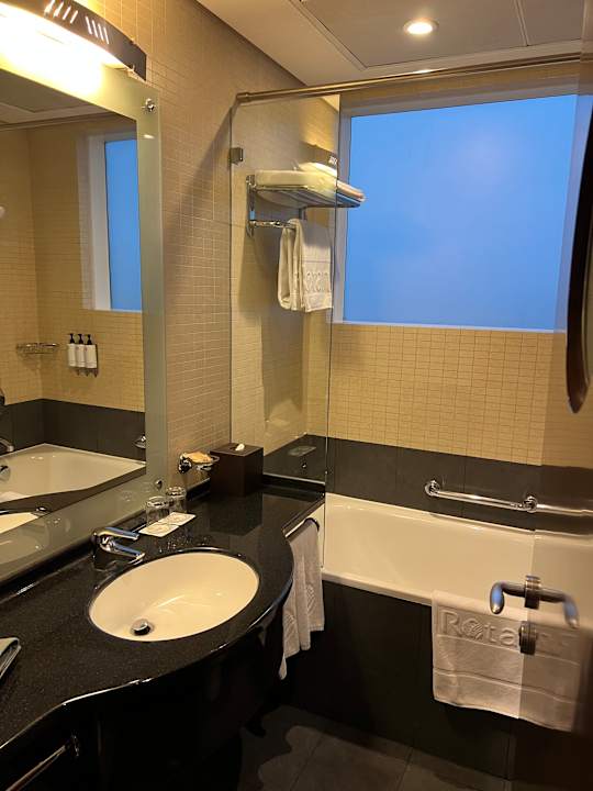 Zimmer Rose Rayhaan by Rotana