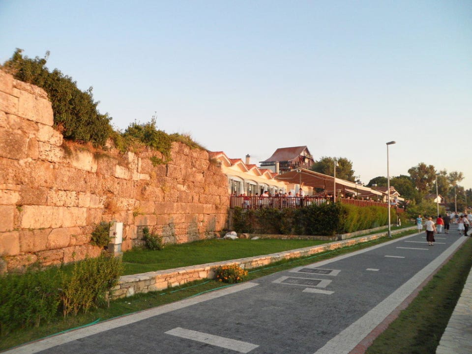 Abenddämmerung an der Promenade (mittig Restaurant) Can Garden Beach