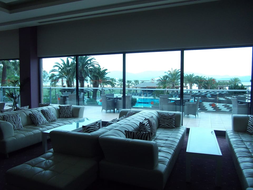 Stylische Sofas in der Lobby Venosa Beach Resort & Spa
