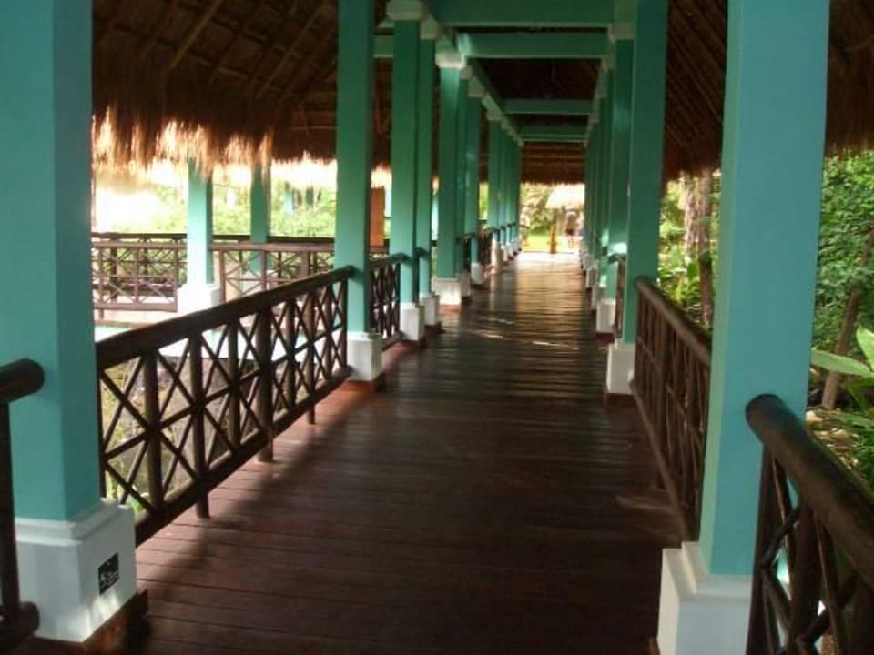 Weg zum Restaurant und Rezeption Iberostar Waves Quetzal