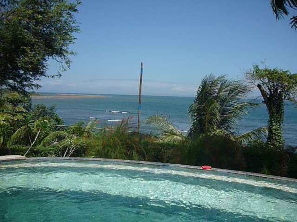 Blick vom Pool zum Meer Hotel Candikusuma Beach Villas