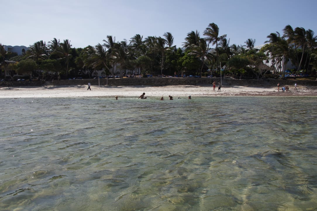 Plaża, w oddali hotel Kaskazi Beach Kaskazi Beach Resort