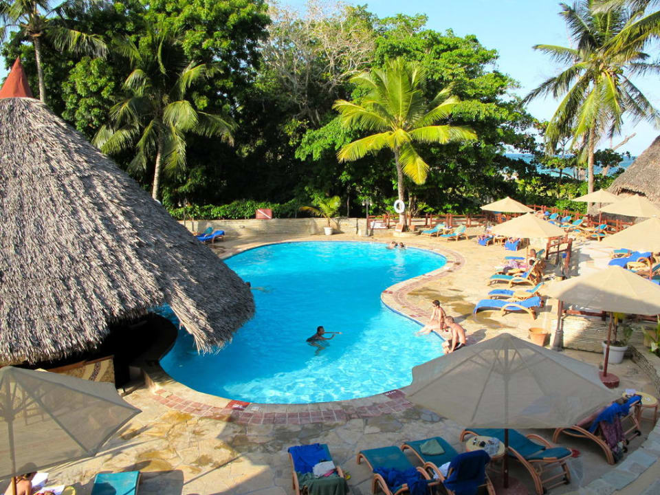 Poolausblick von Terrasse Hotel Pinewood Beach Resort & Spa