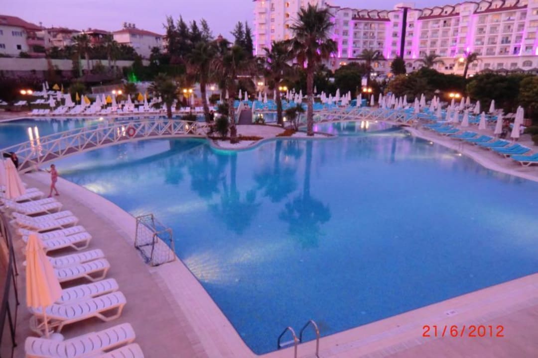 Hauptpool abends Side Mare Resort & Spa