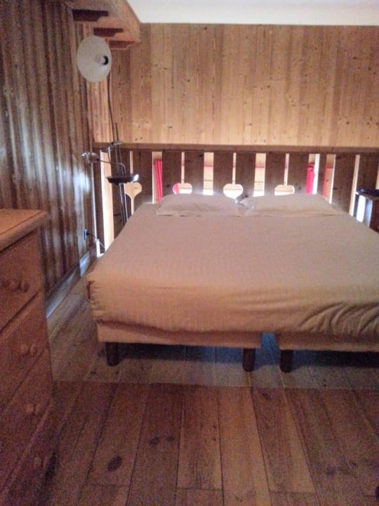 Doppelbett oben L'Isatis Chalet Hotel
