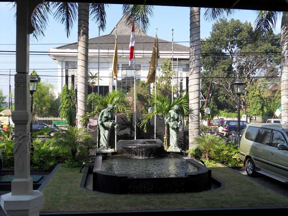 Blick vom Hotel zur Strasse The Phoenix Hotel Yogyakarta