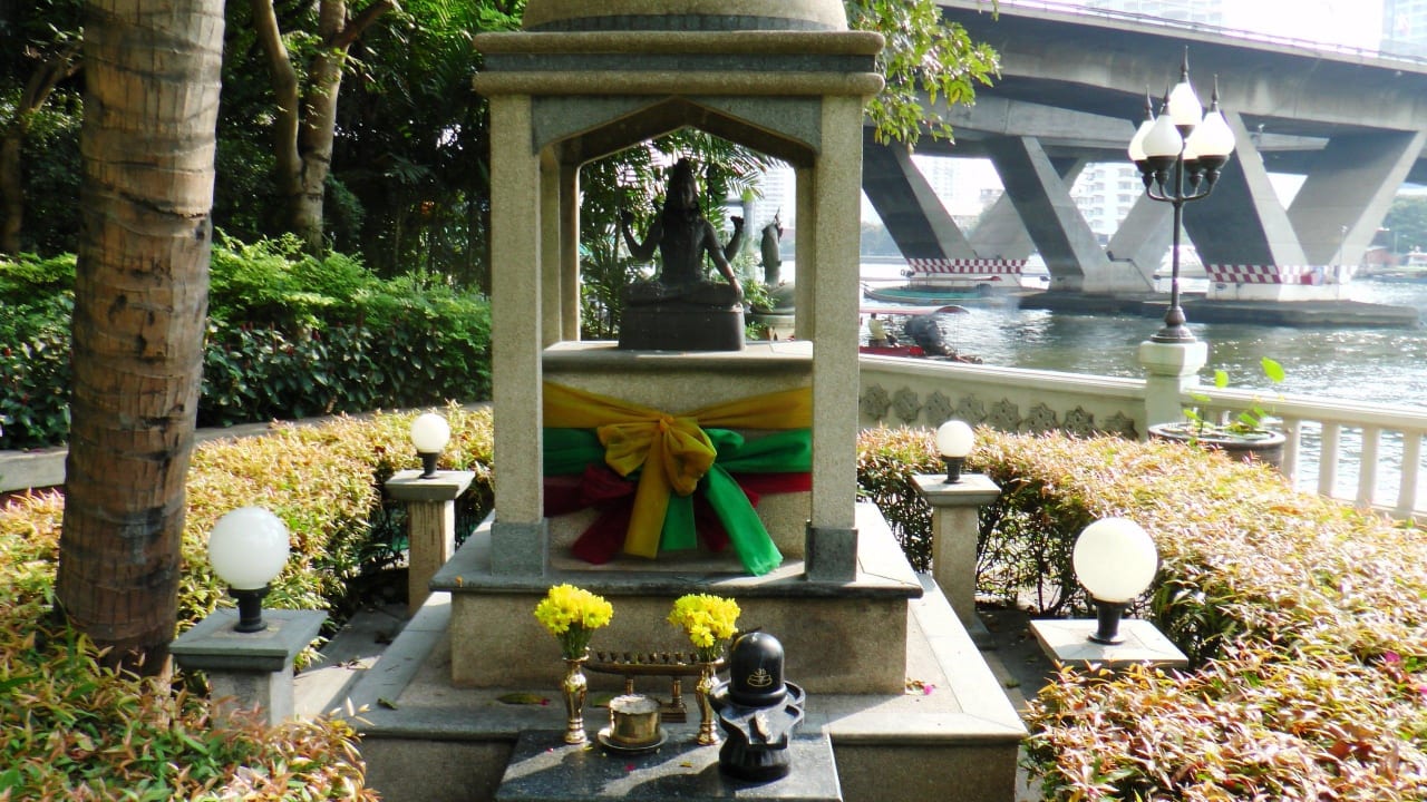 Kleiner Tempel im Garten Shangri-La Hotel, Bangkok