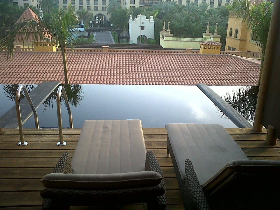 Terraza de la habitacion con piscina propia... Lopesan Baobab Resort