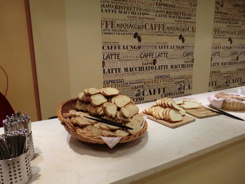 Frühstücksbuffet versch. Brotsorten Hotel Good Night Inn