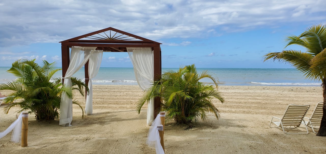 Strand Couples Swept Away - Adults only