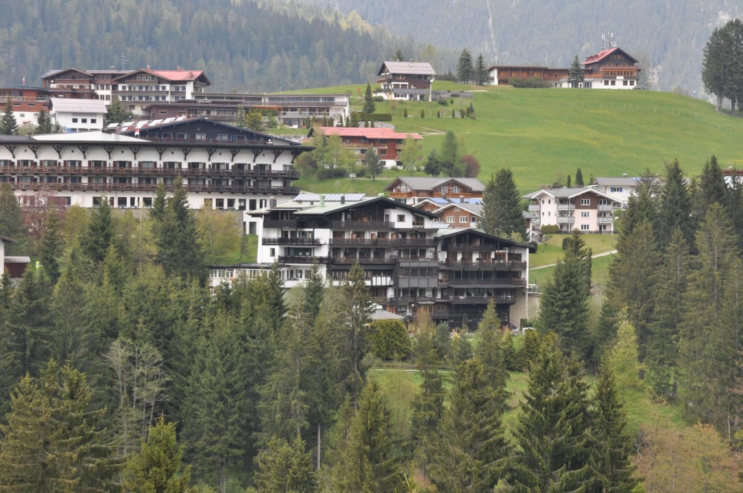 Hotelansicht von der anderen Talseite Verwöhn- und Wellnesshotel Walserhof