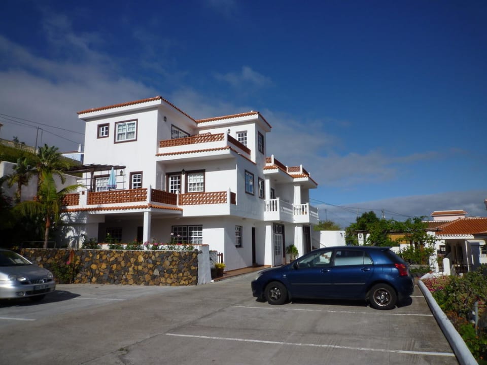 Parkplatz und Hausansicht Hotel Piedra Verde