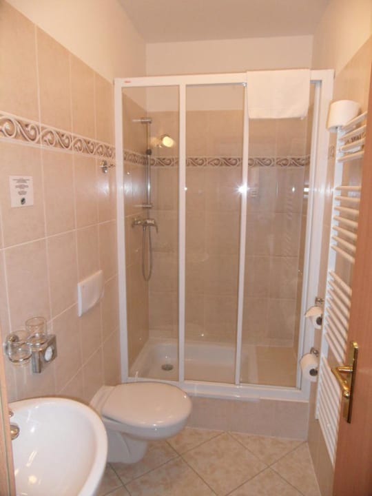 Duschbad Zimmer 403 Hotel Beranek