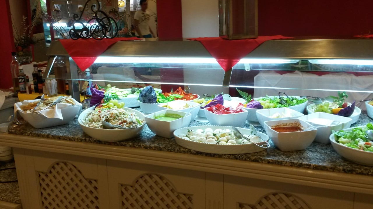 Essen war reichlich und genügend vorhanden. Los Olivos Beach Resort