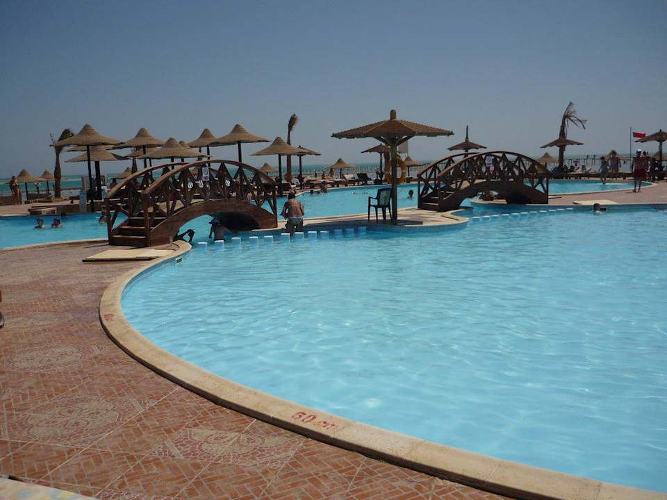 Pool am Morgen Riviera Aqua Park Resort