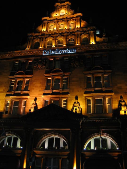 Fassade des Hilton bei Nacht The Caledonian Edinburgh, Curio Collection by Hilton