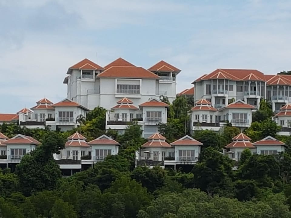 Blick aus der Bucht aufs Resort Amatara Welleisure Resort