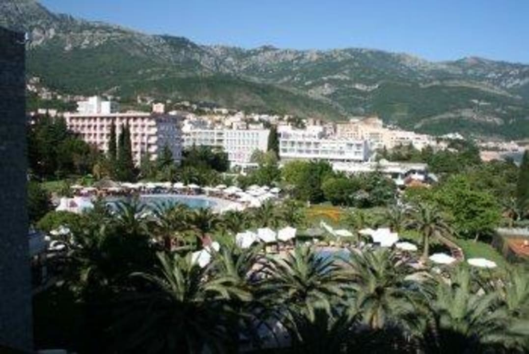 Blick aus unserem Zimmer auf Pool- und Gartenanlage Iberostar Waves Bellevue