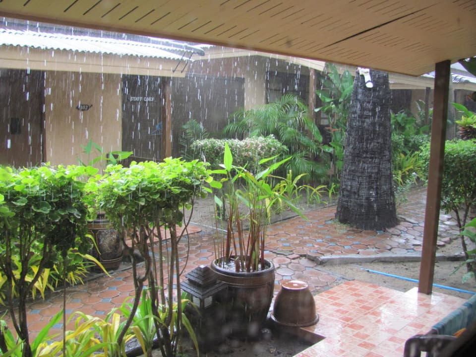 Bungalow-Veranda bei Regen Samui Laguna Resort
