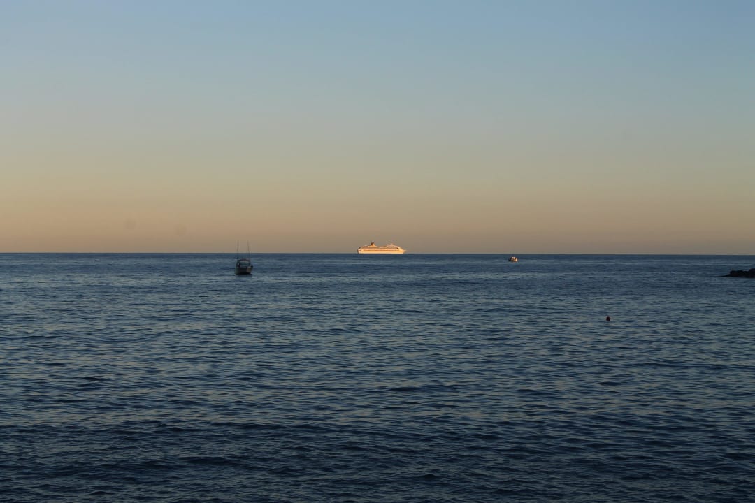 Kreuzfahrtschiff entlang der Küste Aregai Marina Hotel & Residence