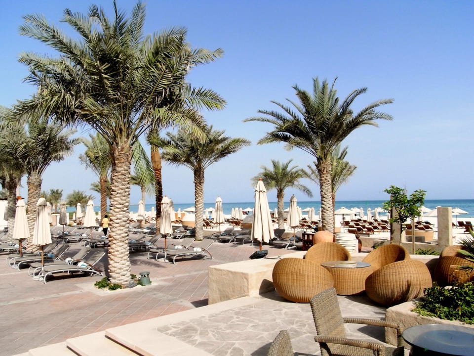 Am Pool/ Strand  The St. Regis Saadiyat Island Resort, Abu Dhabi