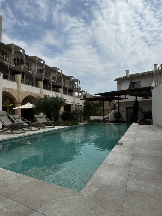 Pool Ynaira Hotel