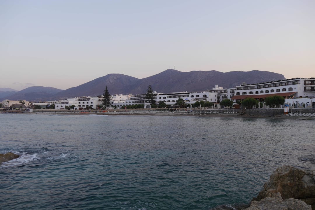Meer mit Blick auf die Hotelanlage Creta Maris Resort