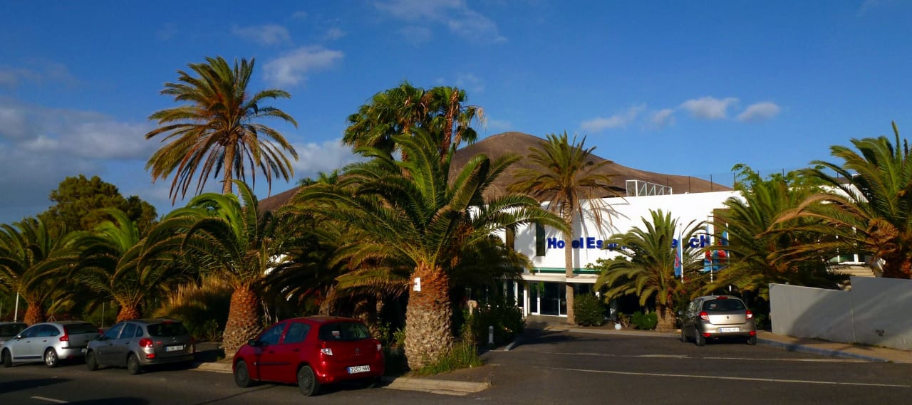 Vor dem Eingang allsun App.-Hotel Esquinzo Beach